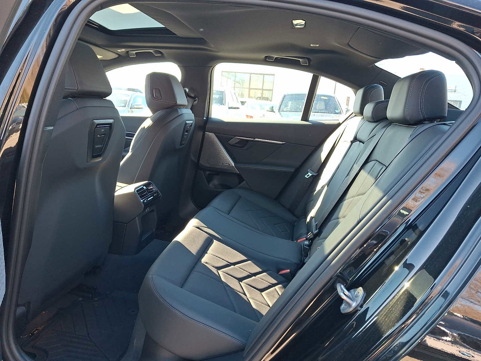 Used 2024 BMW i5 eDrive40i w/ Premium Package image 10