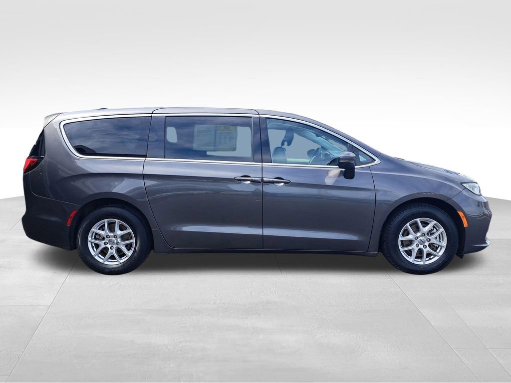 Used 2023 Chrysler Pacifica Touring-L FWD image 7