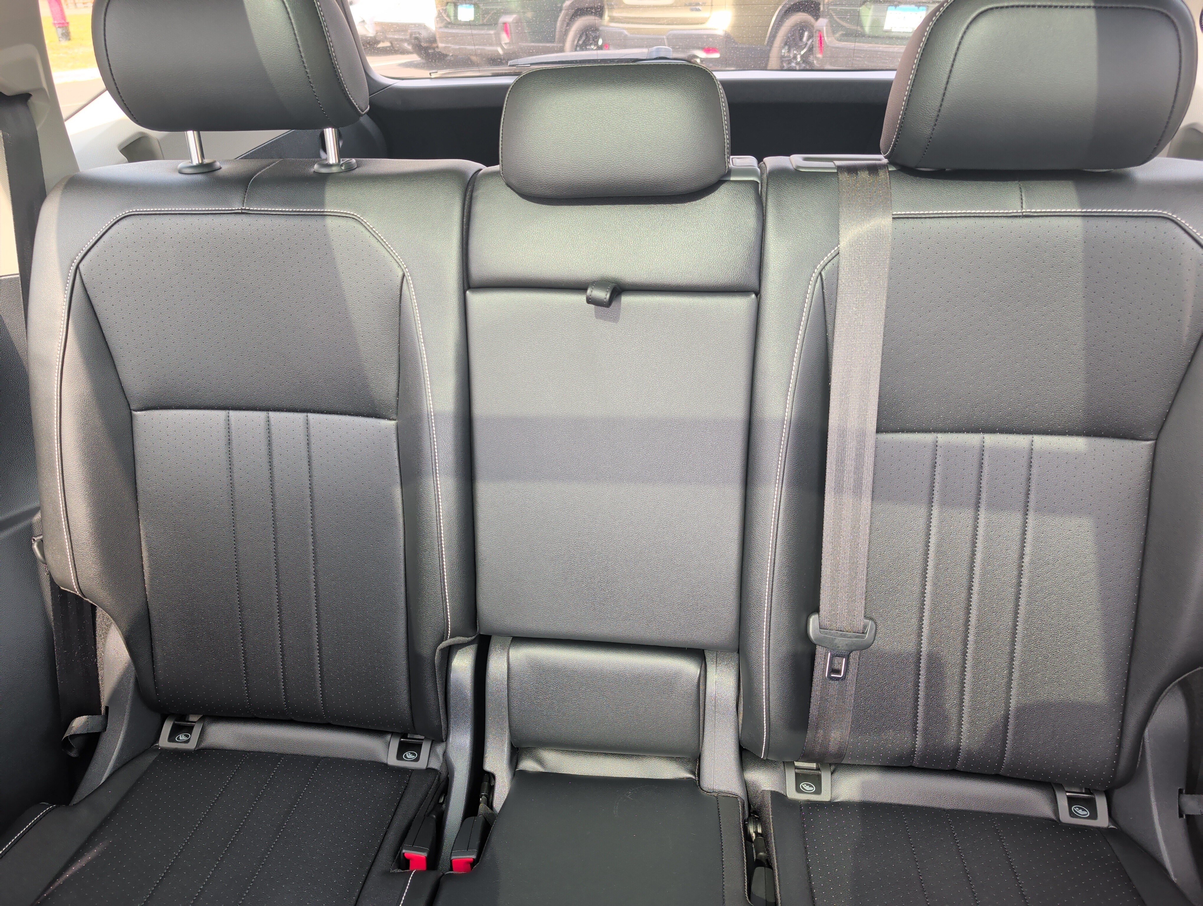 Used 2022 Volkswagen Tiguan SE w/ Panoramic Sunroof Package AWD/4WD image 13