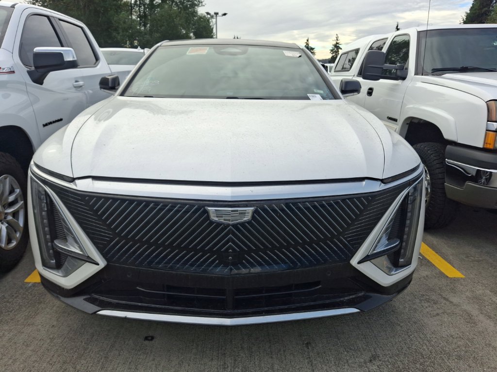 Certified 2024 Cadillac Lyriq Luxury AWD/4WD image 3