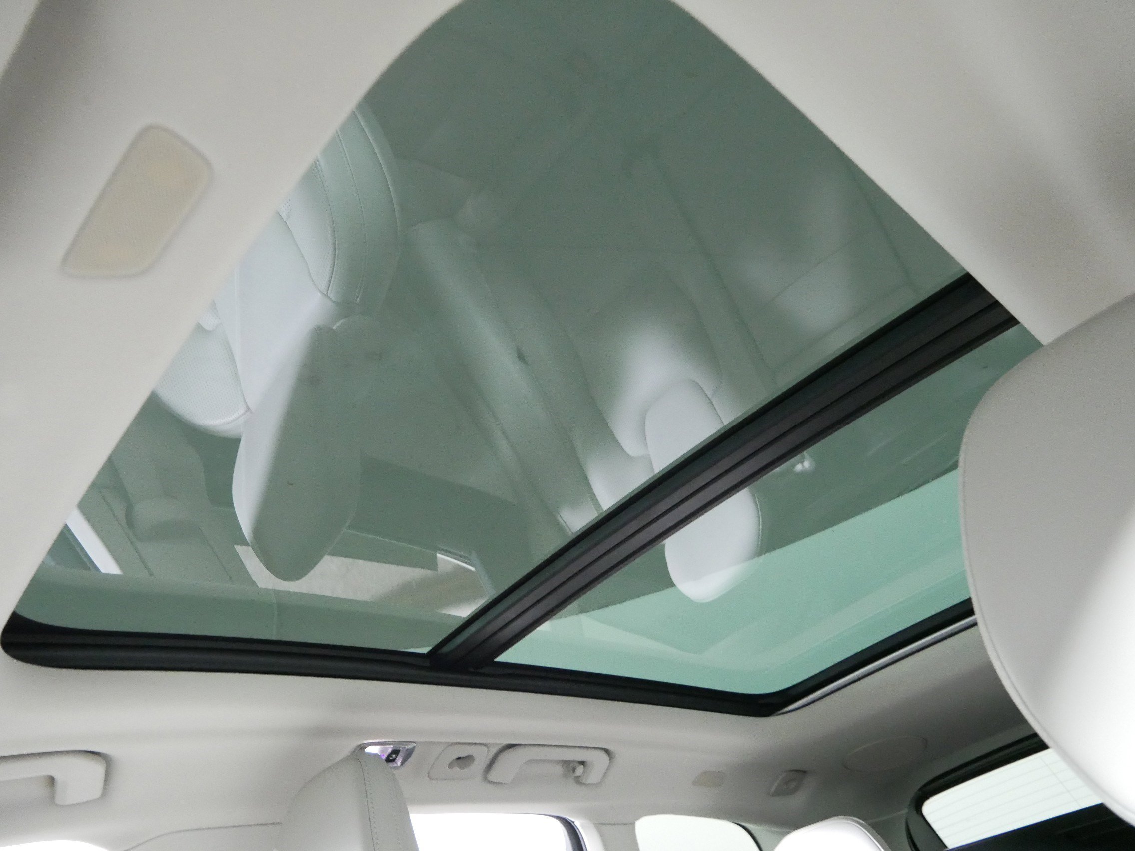 Used 2019 Volvo XC60 T8 Inscription w/ Advanced Package image 31