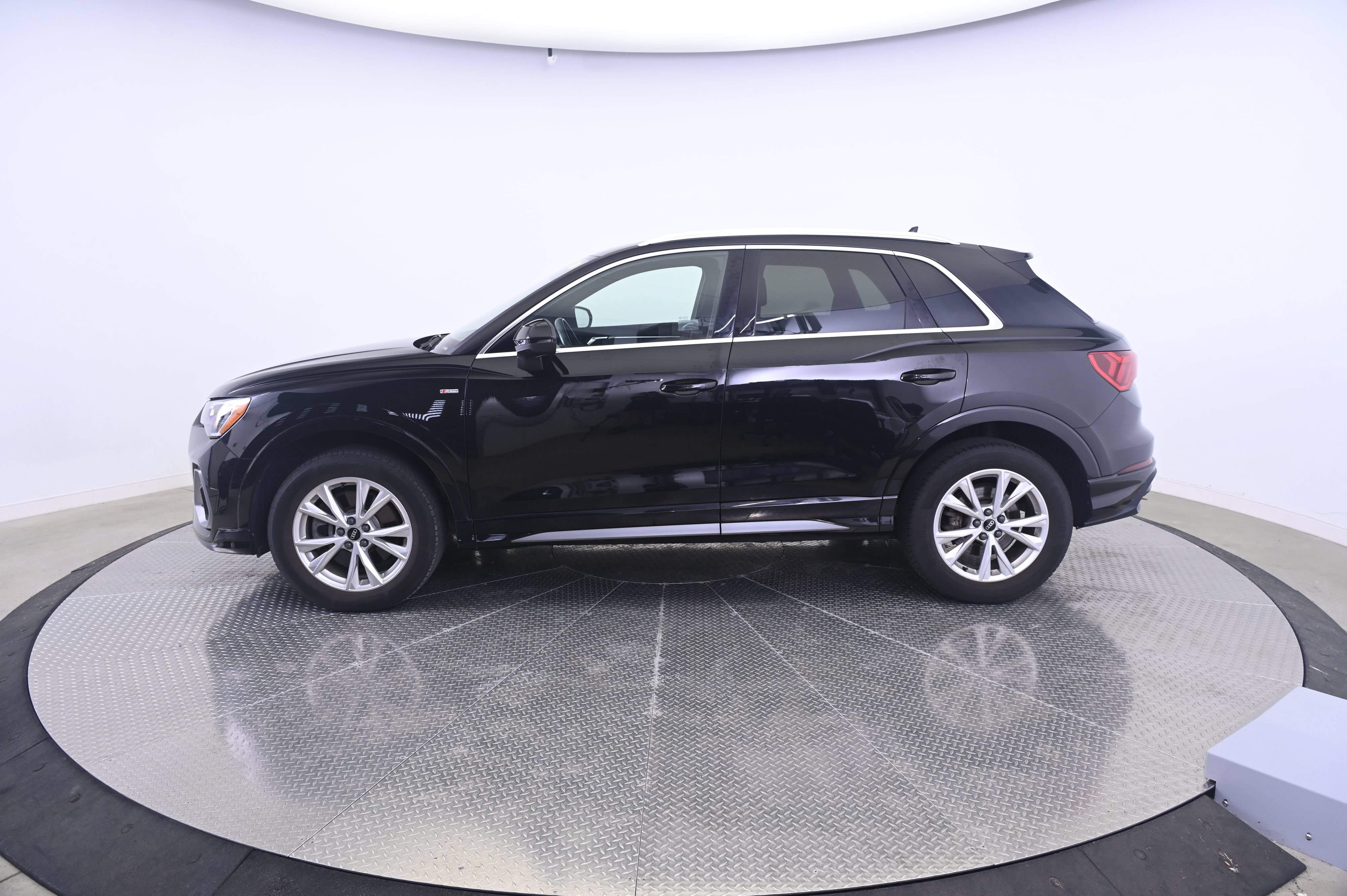 Used 2021 Audi Q3 2.0T Premium w/ Convenience Package AWD/4WD image 2