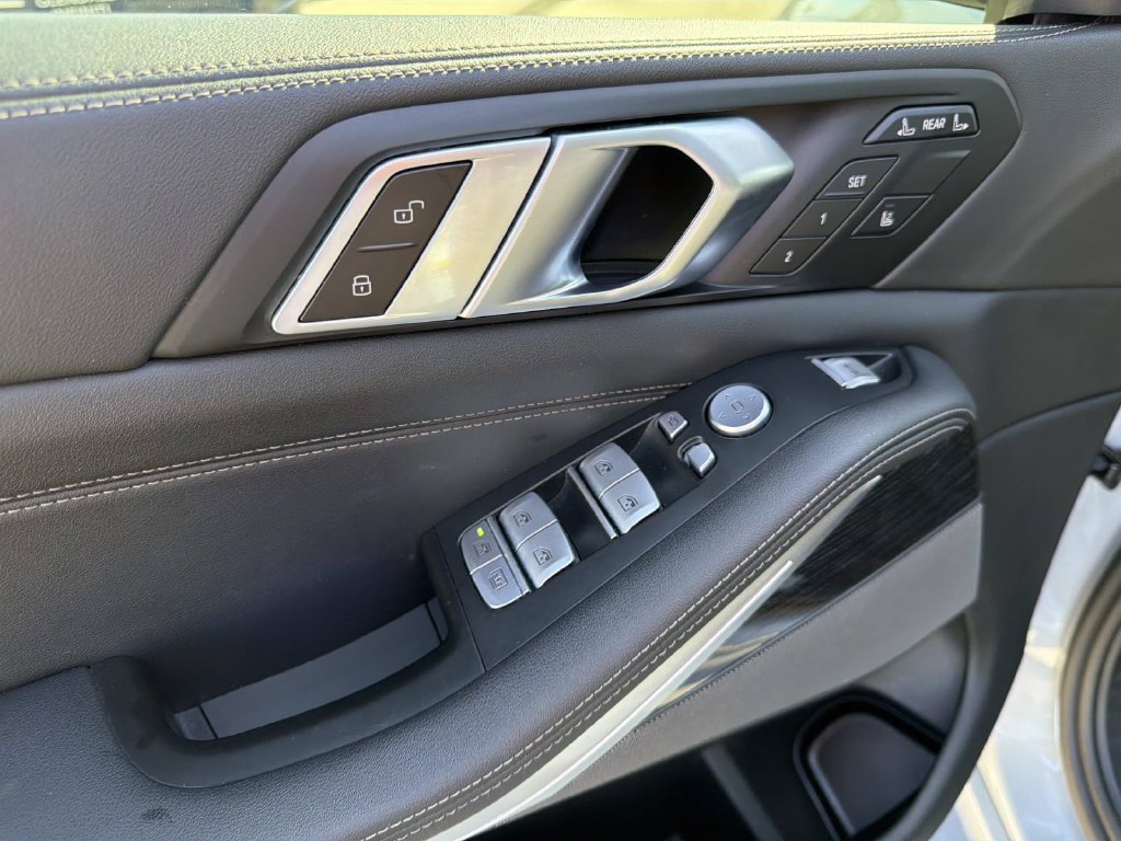 Used 2024 BMW X7 xDrive40i w/ M Sport Package AWD/4WD image 17