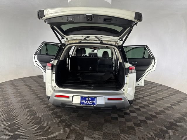 Used 2022 Nissan Pathfinder SL w/ SL Black Package AWD/4WD image 18