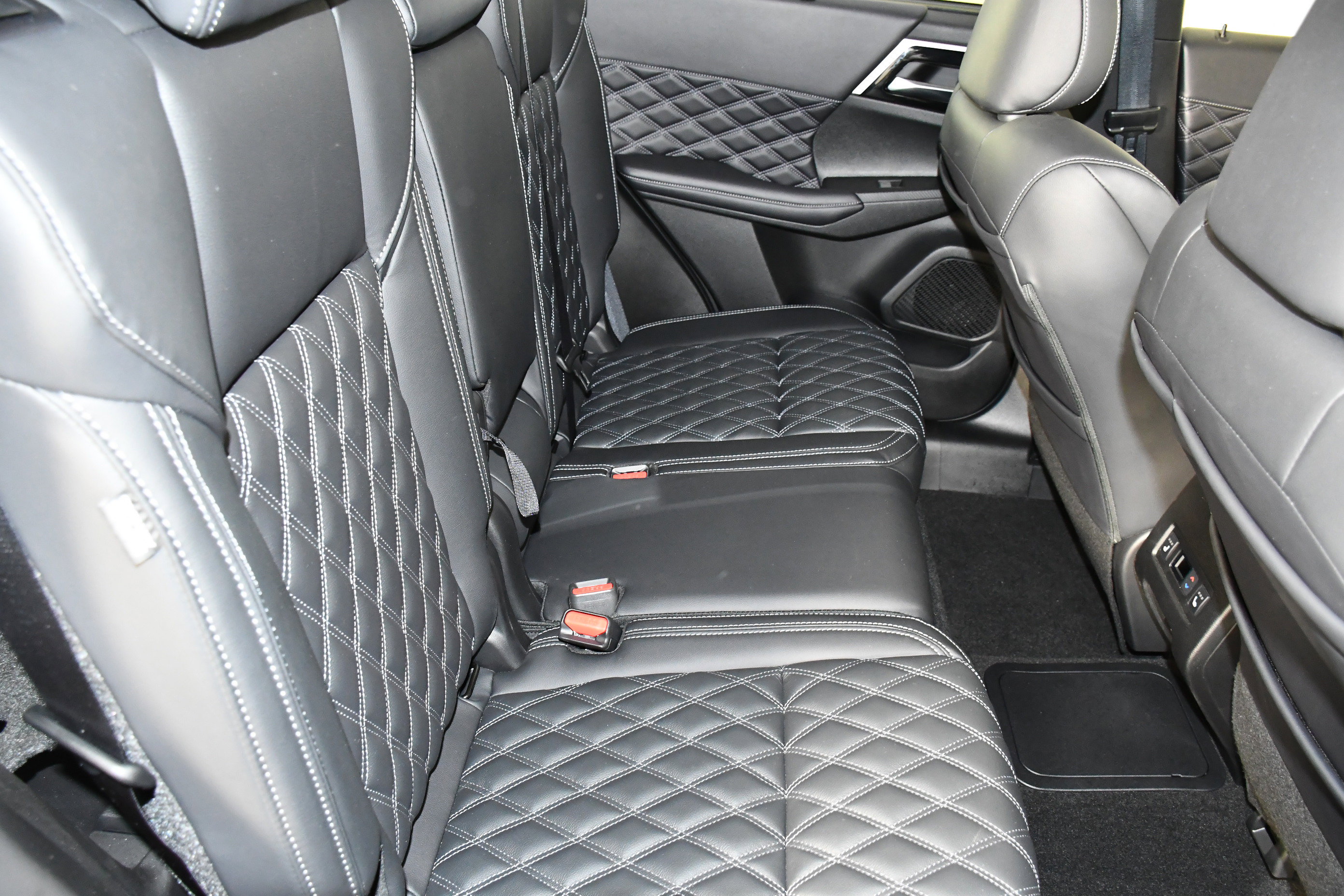 Used 2025 Mitsubishi Outlander SEL image 45