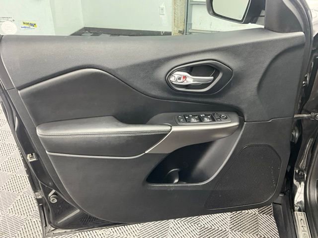 Used 2019 Jeep Cherokee Latitude w/ Popular Appearance Group FWD image 15