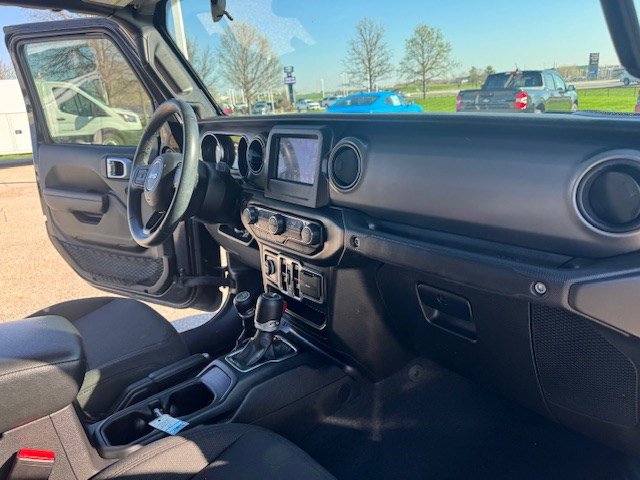 Used 2022 Jeep Gladiator Willys AWD/4WD image 36