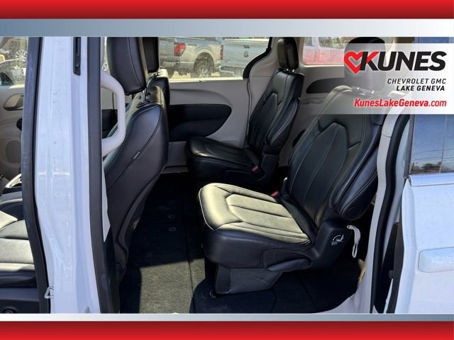 Used 2024 Chrysler Pacifica Touring-L image 12
