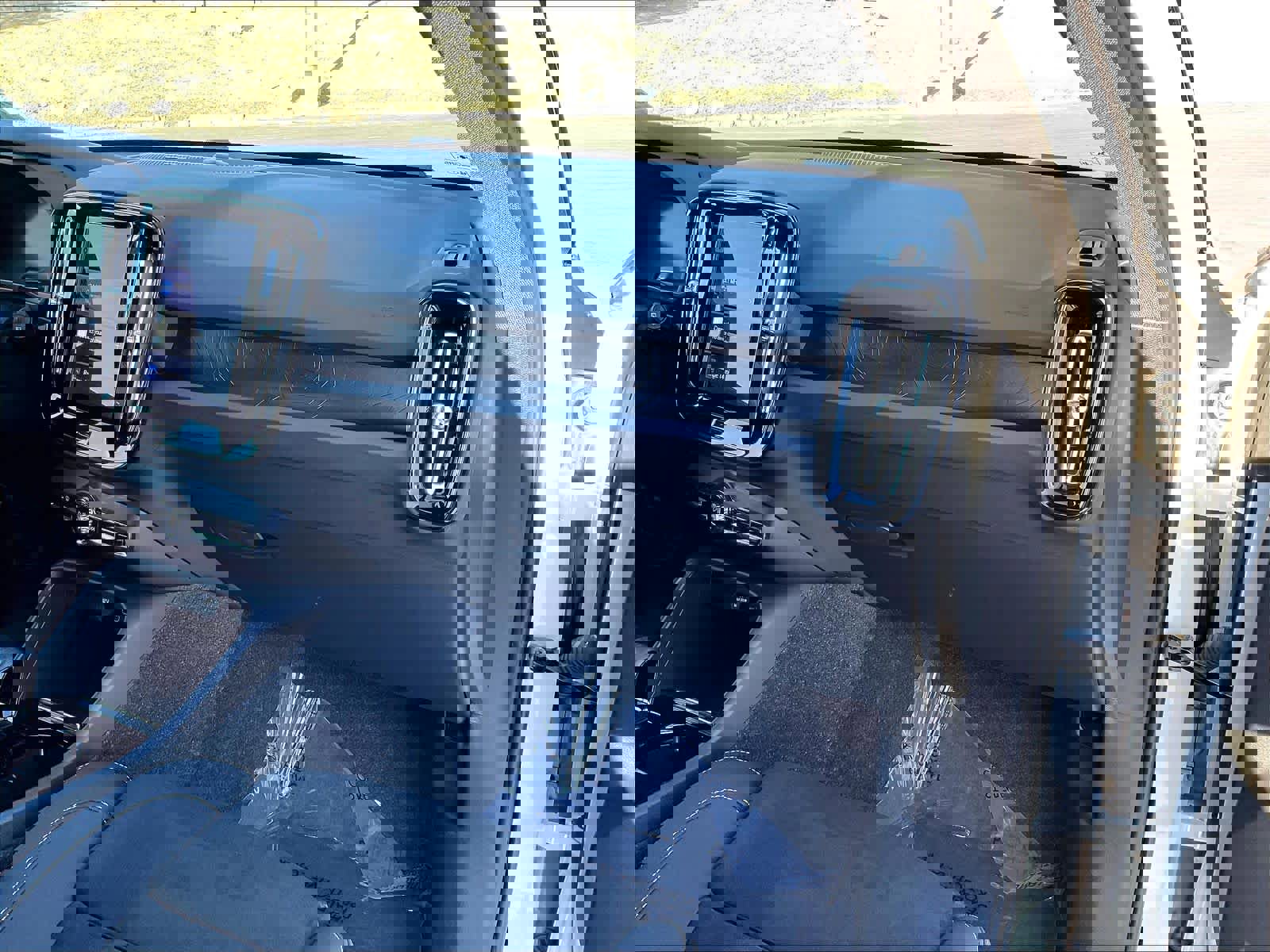 Used 2023 Volvo XC40 Recharge Ultimate w/ Protection Package Premier image 19