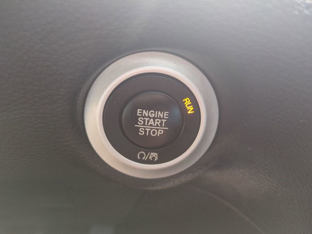 Used 2017 Chrysler Pacifica Limited FWD image 38