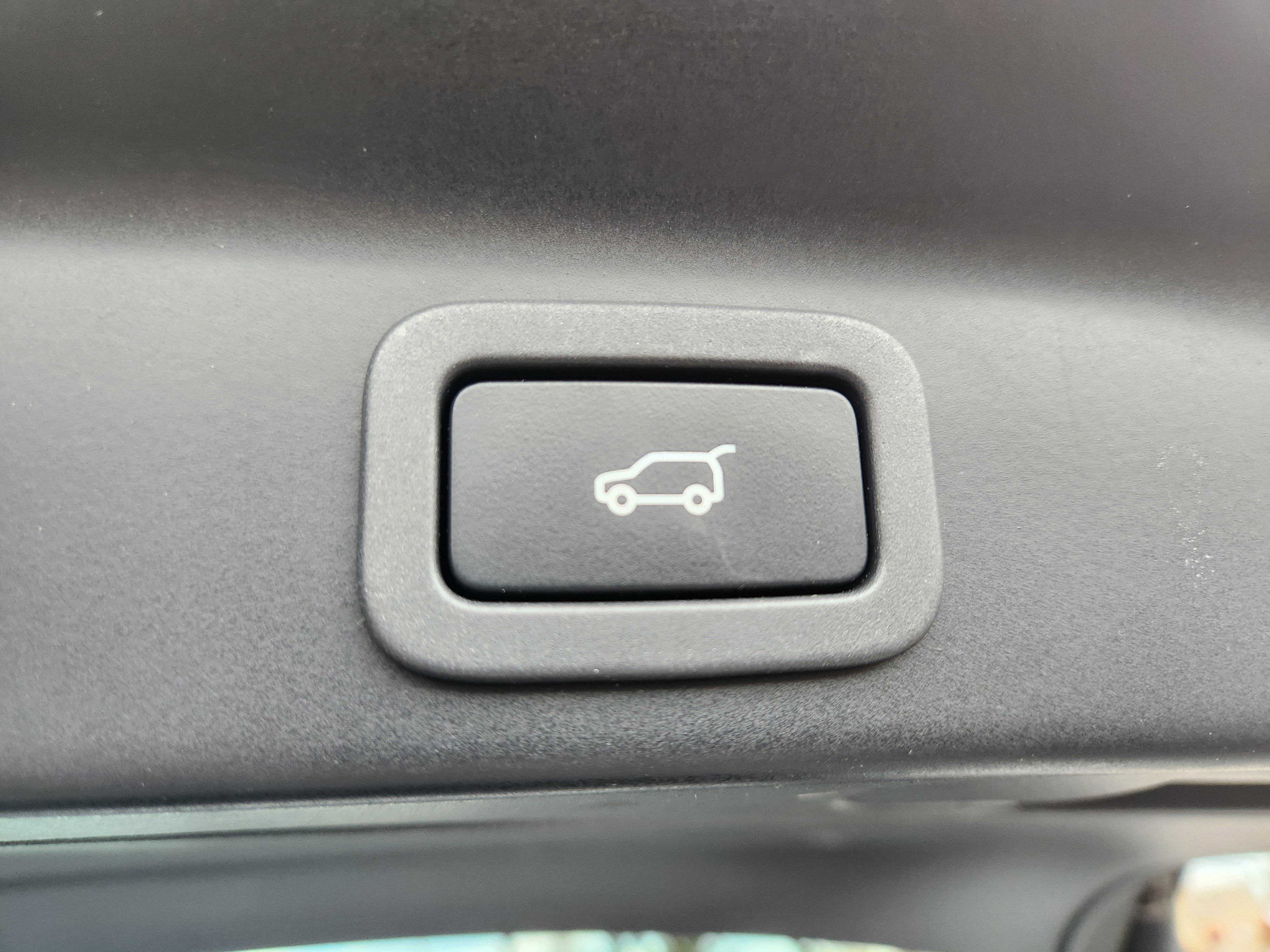 Used 2018 Jaguar F-PACE Premium image 24