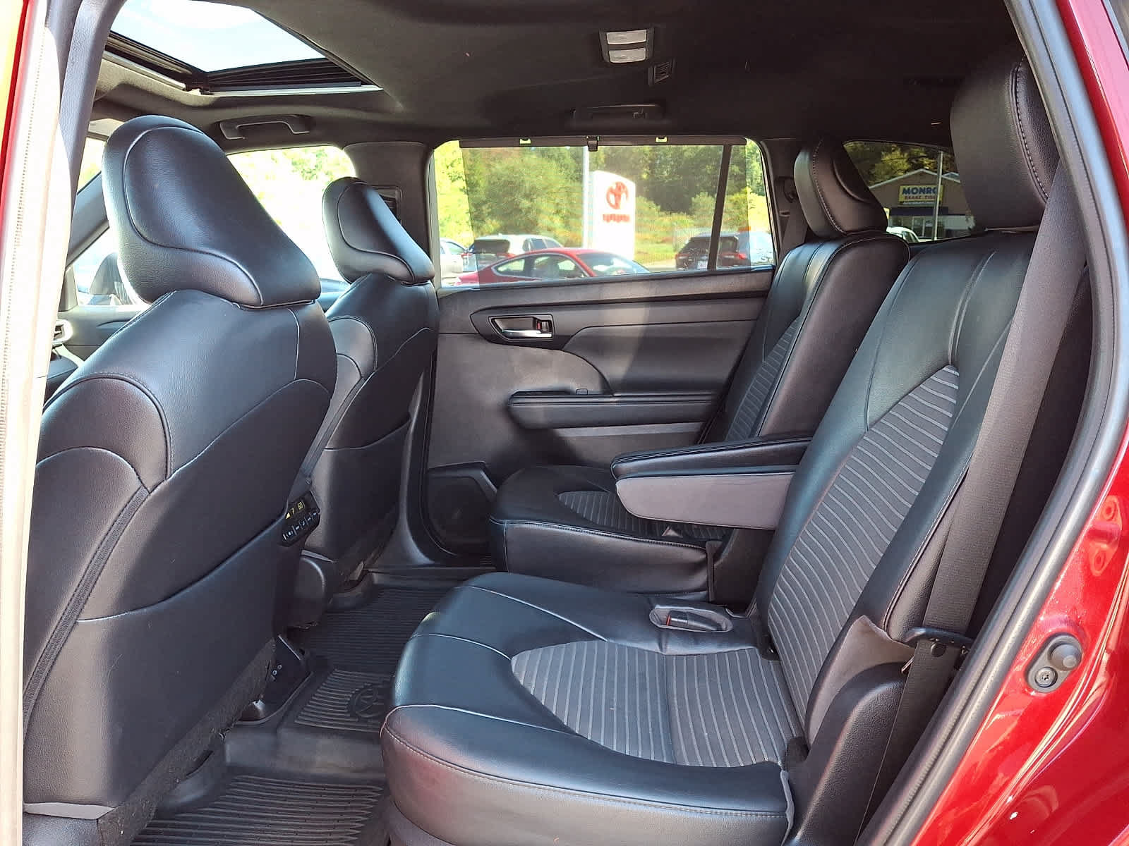 Used 2022 Toyota Highlander XSE AWD/4WD image 12