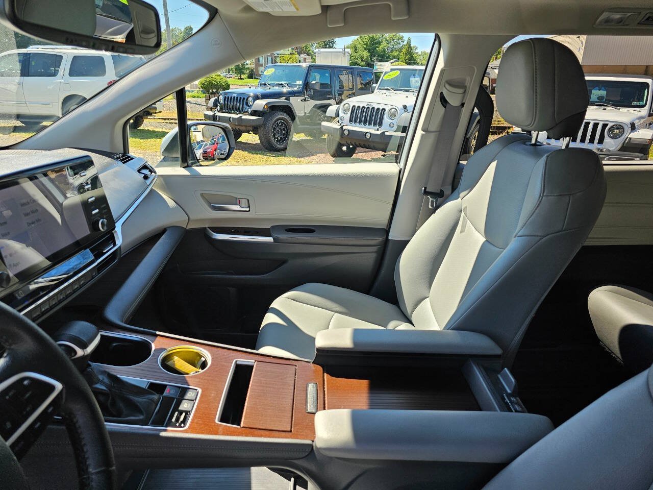 Used 2023 Toyota Sienna XLE FWD image 9