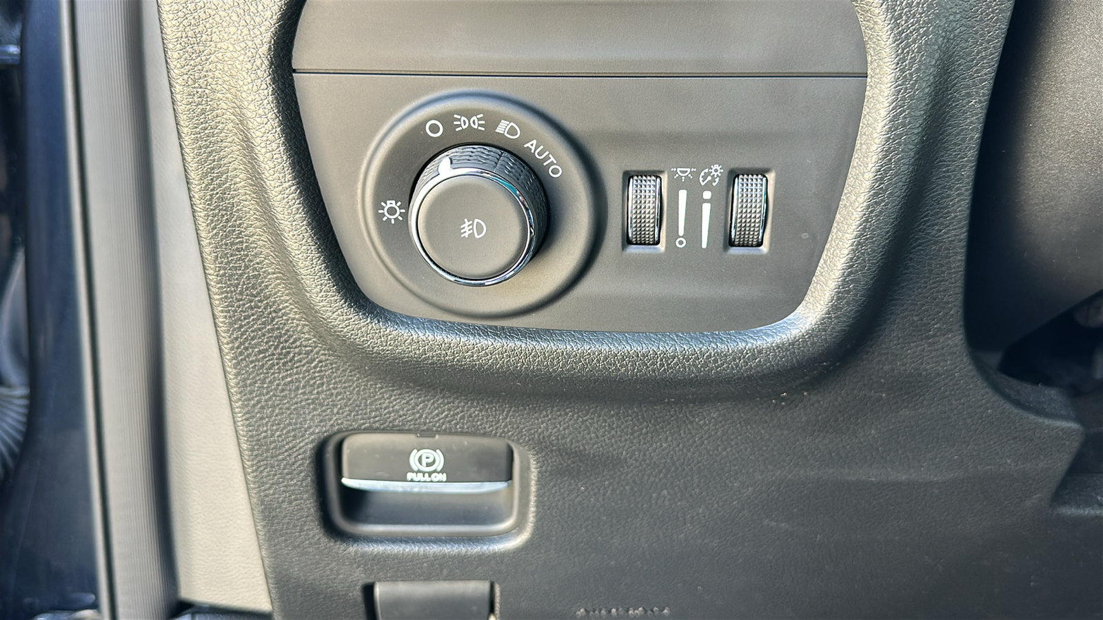 Used 2023 Jeep Grand Cherokee Limited AWD/4WD image 16