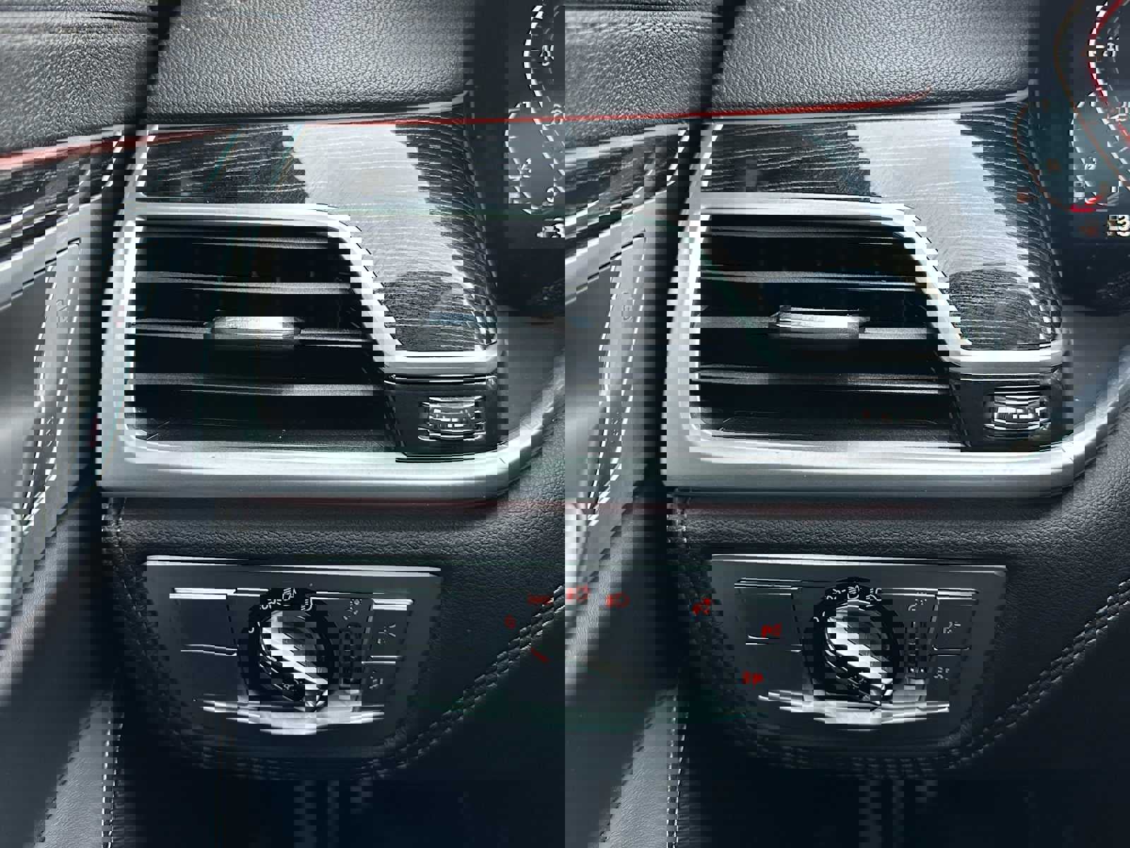 Used 2020 BMW 750i xDrive w/ M Sport Package image 32