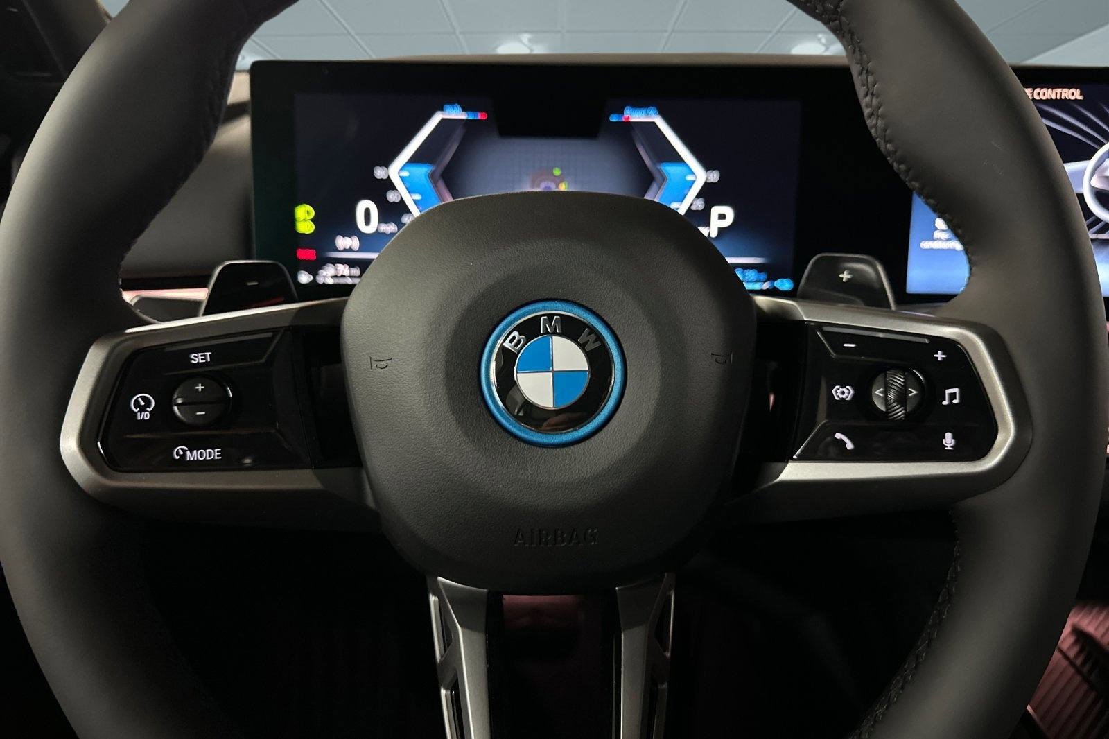 New 2026 BMW 550e xDrive w/ Premium Package image 16