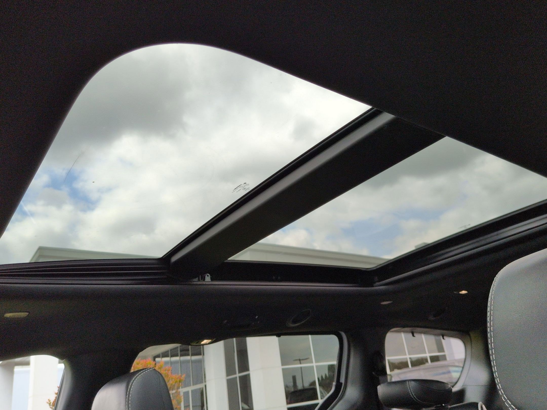 Used 2025 Chrysler Pacifica Limited FWD image 16