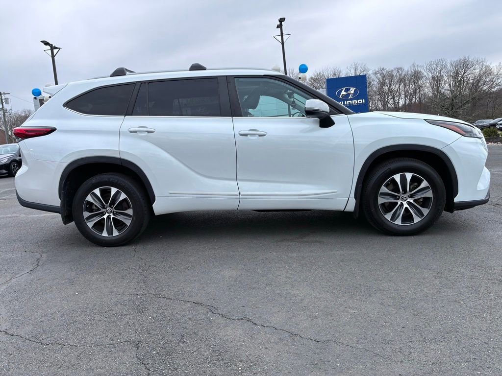 Used 2023 Toyota Highlander XLE AWD/4WD image 8