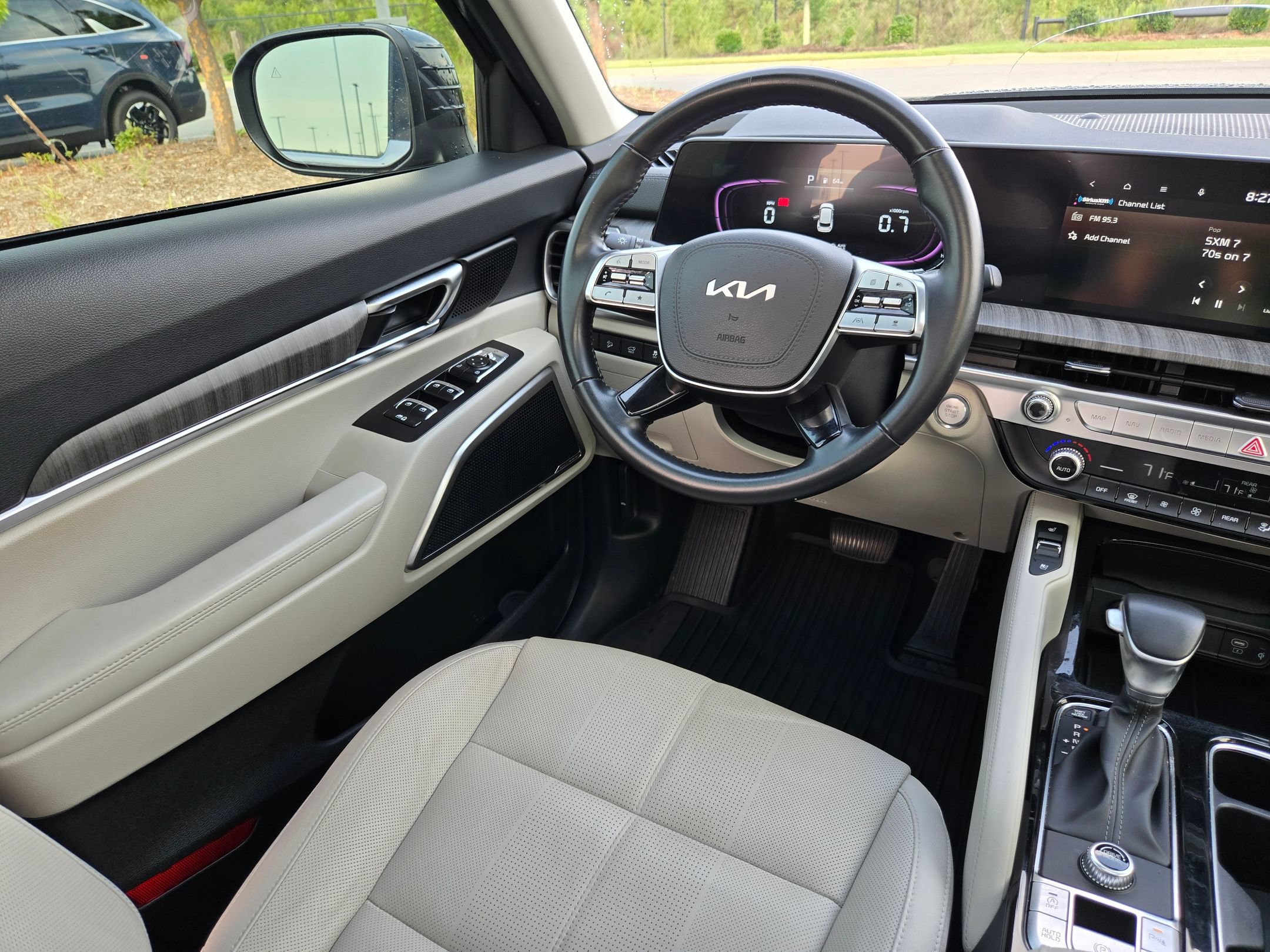 Used 2025 Kia Telluride EX w/ EX Captain's Chair Package FWD image 9