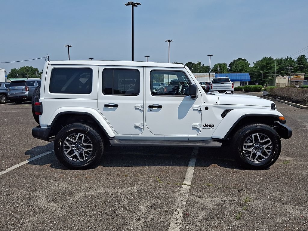 Used 2025 Jeep Wrangler Unlimited Sahara AWD/4WD image 13
