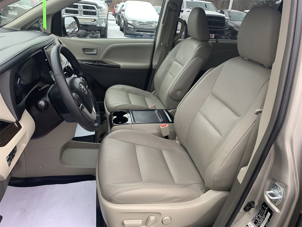 Used 2017 Toyota Sienna XLE Premium image 11