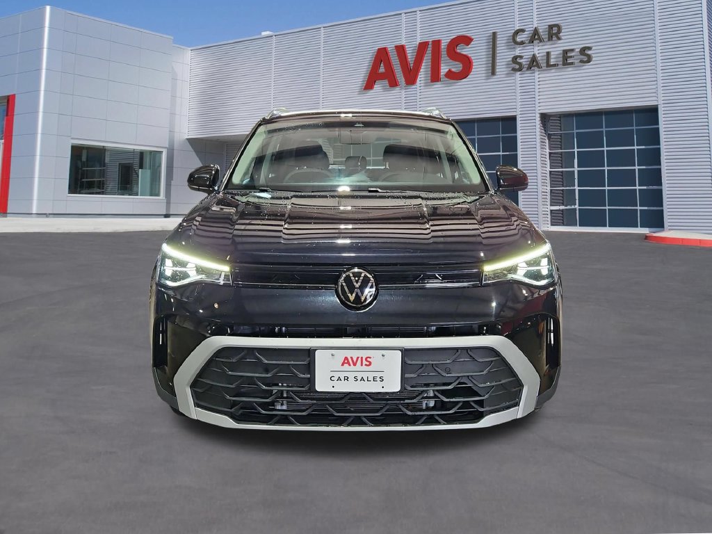 Used 2025 Volkswagen Taos SE AWD/4WD image 2