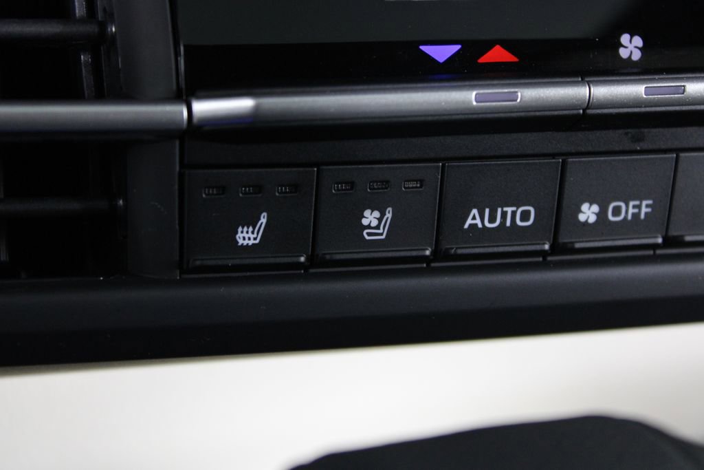 Used 2025 Toyota Sienna Platinum image 26