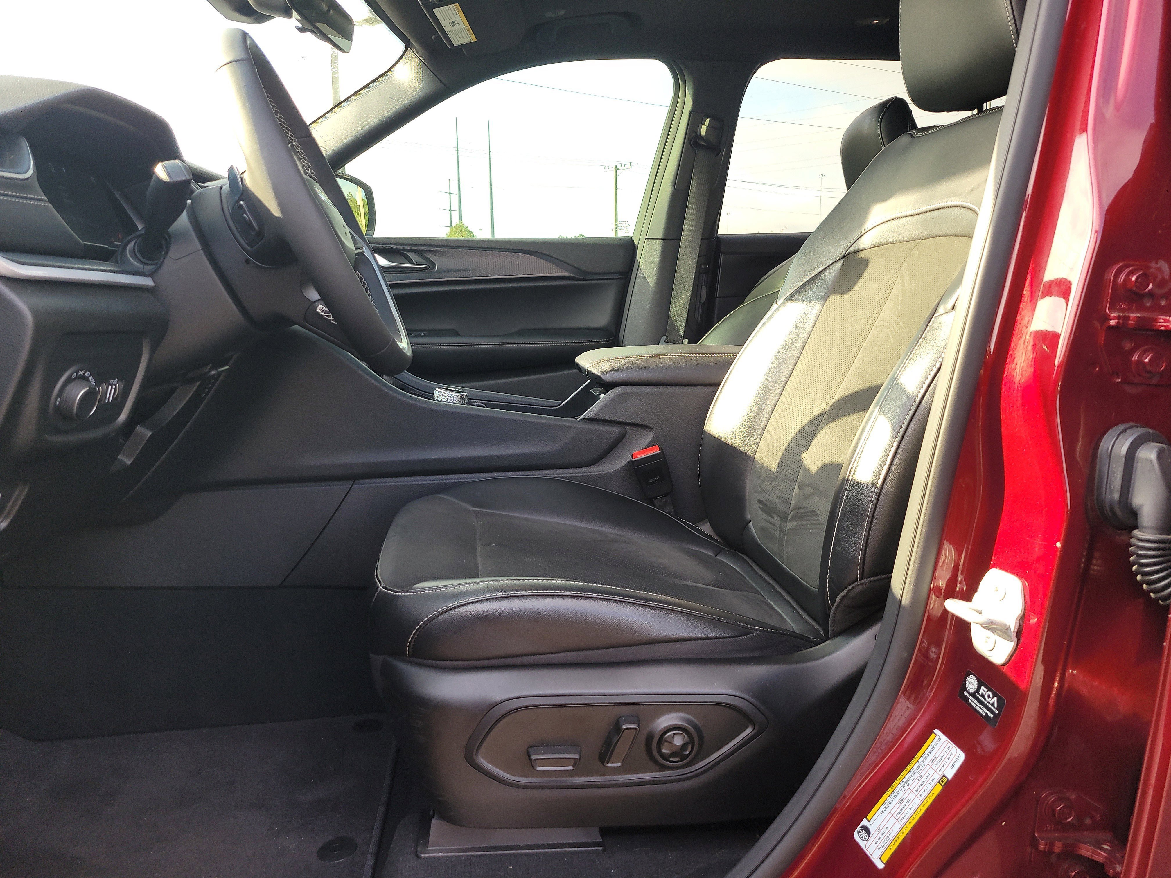 Used 2025 Jeep Grand Cherokee L Altitude image 18