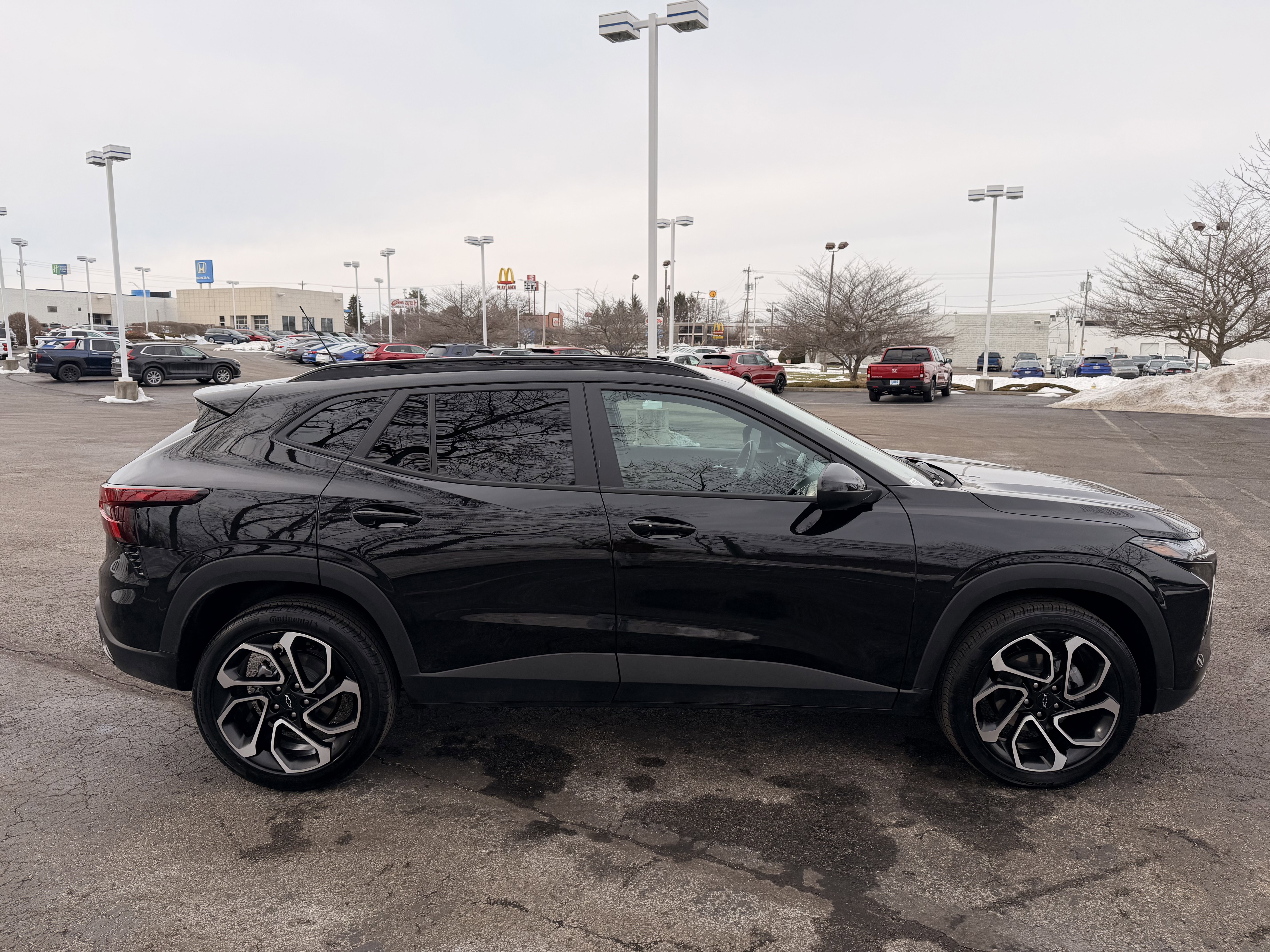 Used 2025 Chevrolet Trax RS w/ Sunroof Package image 2
