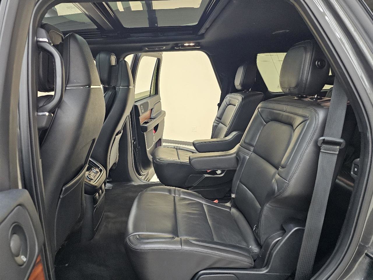 Used 2018 Lincoln Navigator Select w/ Technology Package image 25