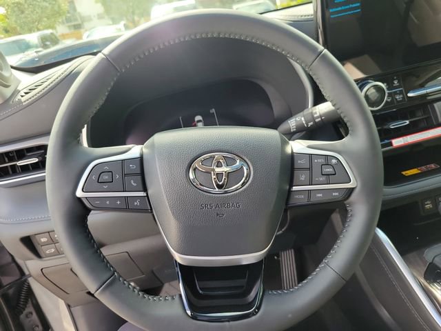 Used 2026 Toyota Highlander Limited image 8