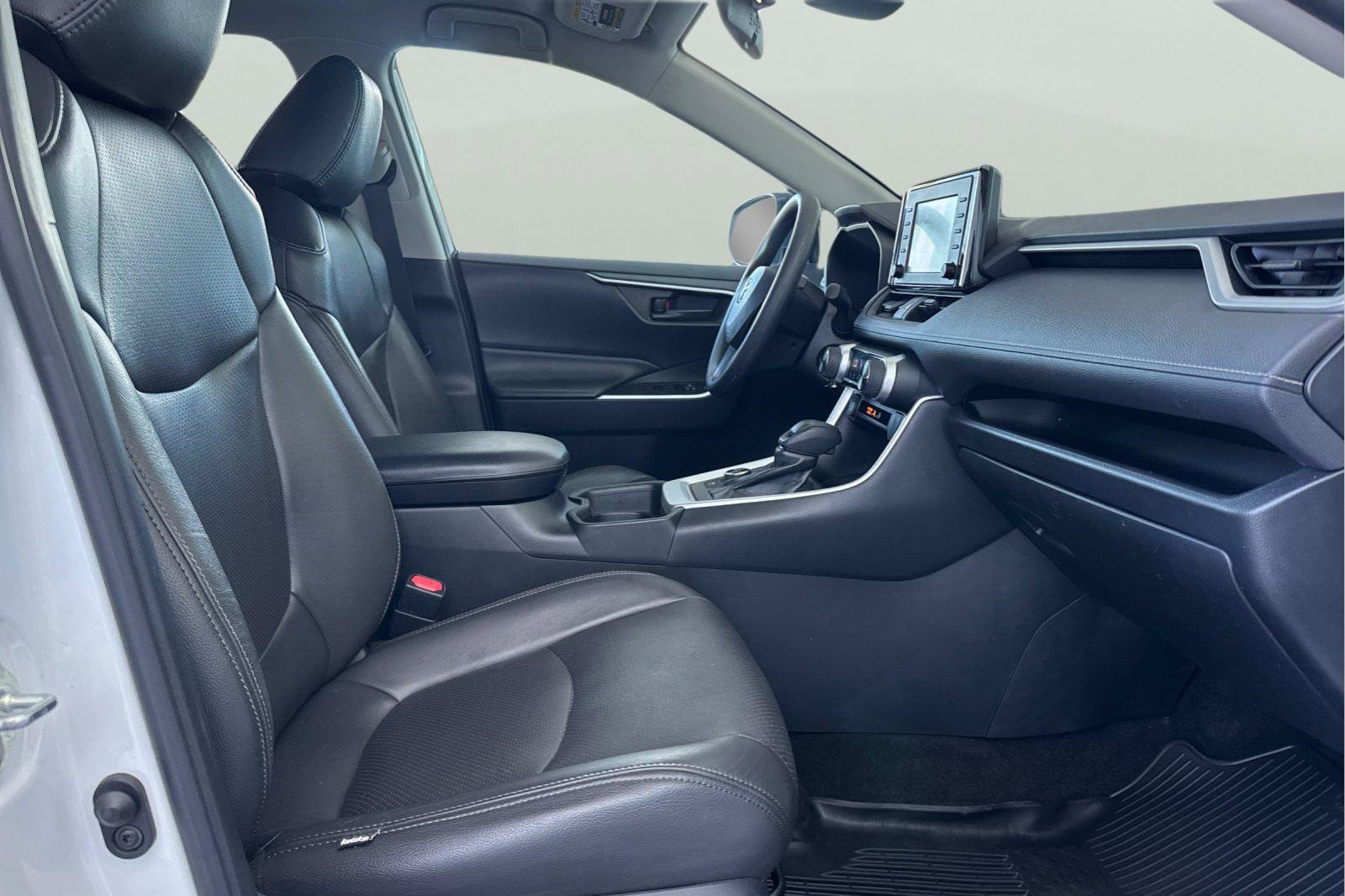 Used 2019 Toyota RAV4 LE w/ All Weather Liner Package AWD/4WD image 20