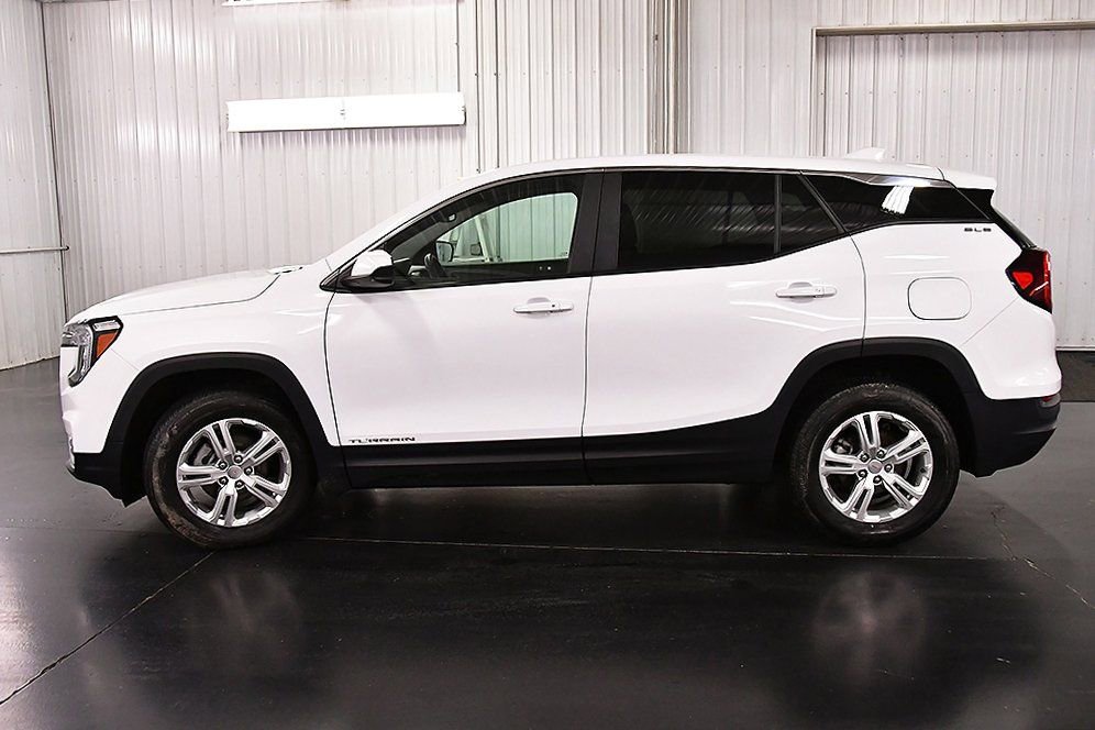 Used 2024 GMC Terrain SLE AWD/4WD image 4