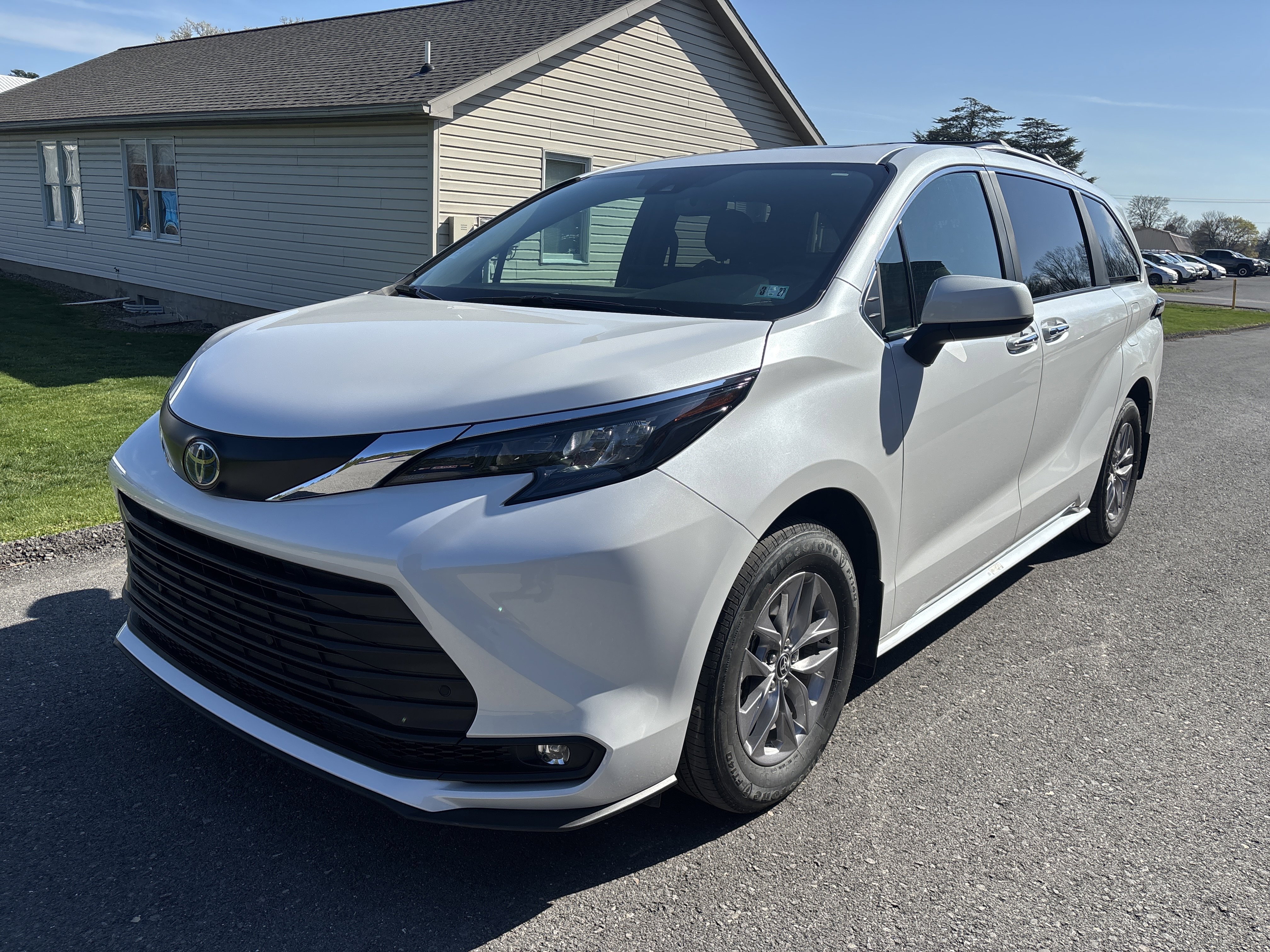 Used 2025 Toyota Sienna XLE image 8