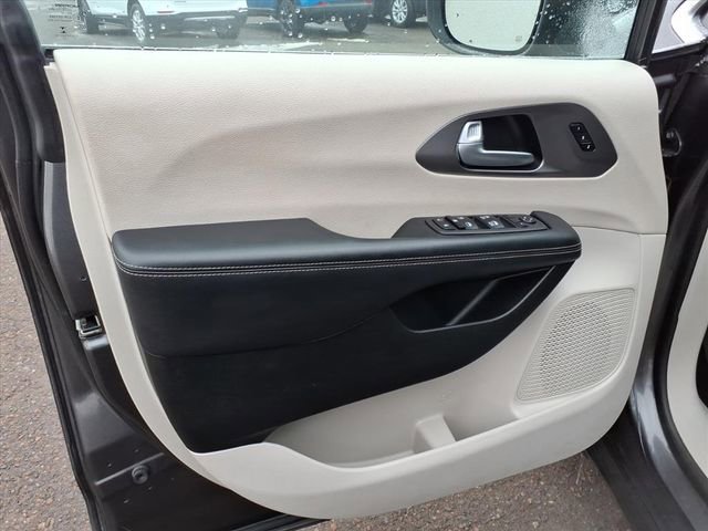 Used 2023 Chrysler Pacifica Touring-L FWD image 10