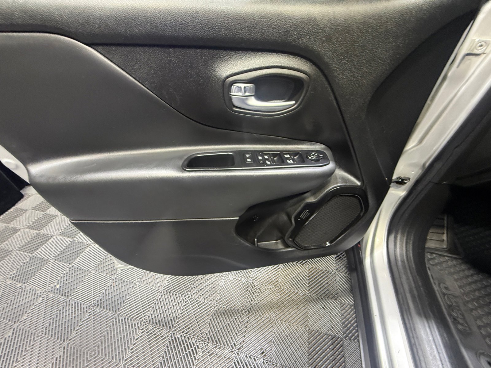 Used 2018 Jeep Renegade Altitude AWD/4WD image 13