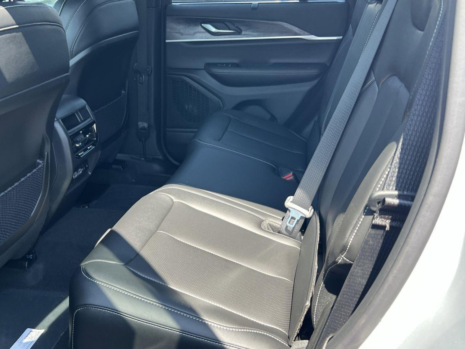 New 2025 Jeep Grand Cherokee Limited w/ Luxury Tech Group II image 16