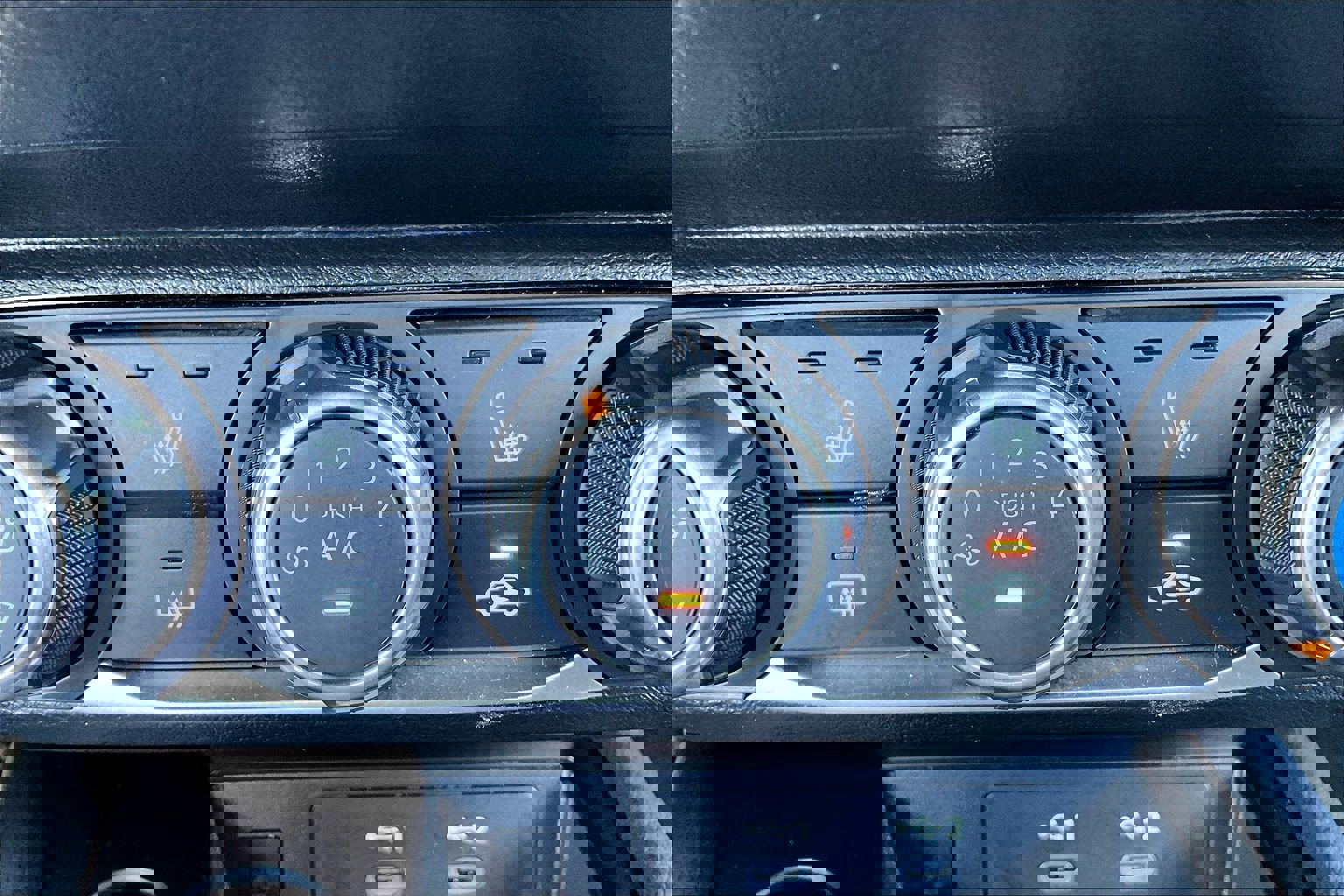 Used 2025 Nissan Kicks SV w/ SV Premium Package image 35