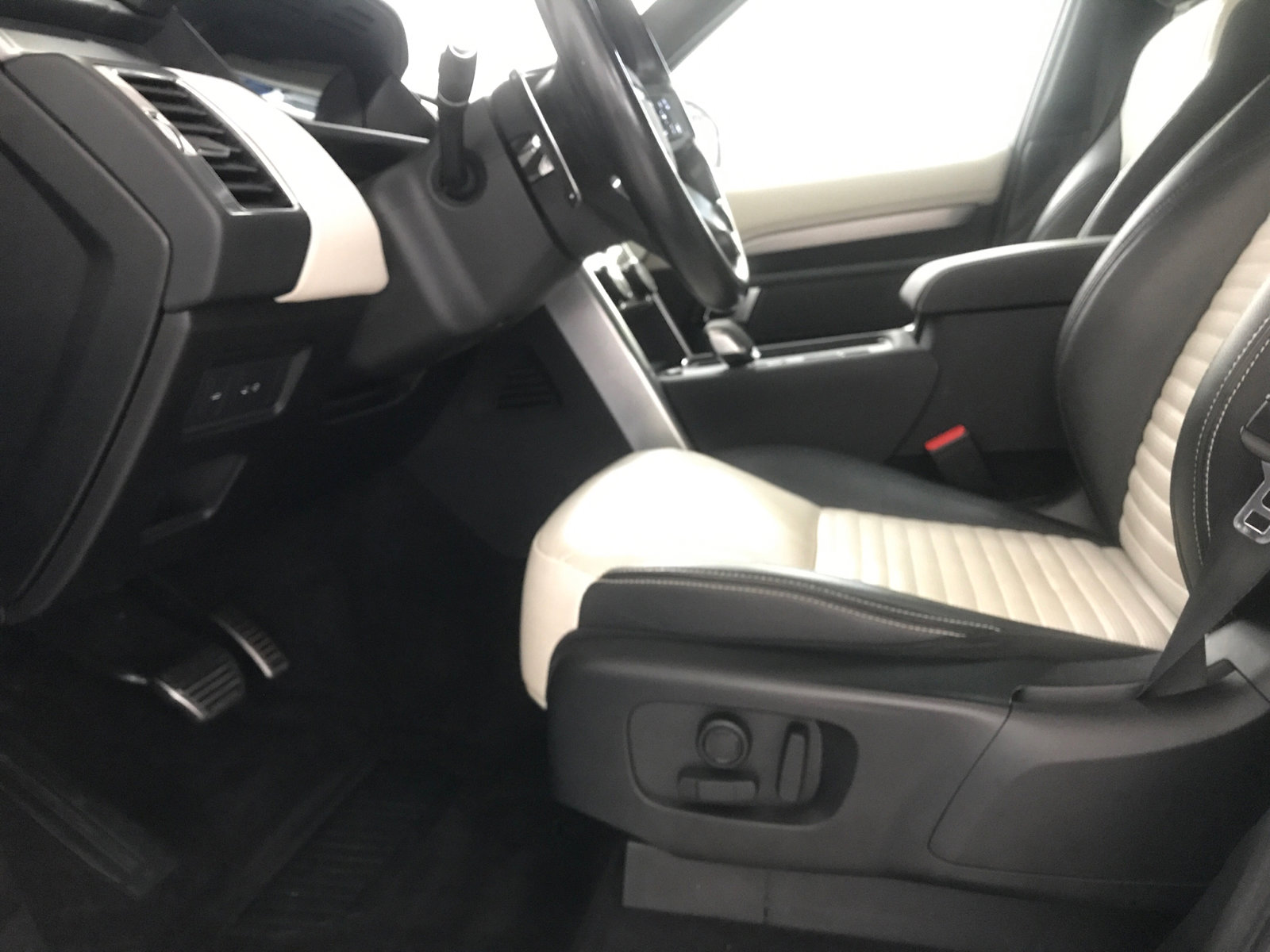 Used 2023 Land Rover Discovery S R-Dynamic AWD/4WD image 7