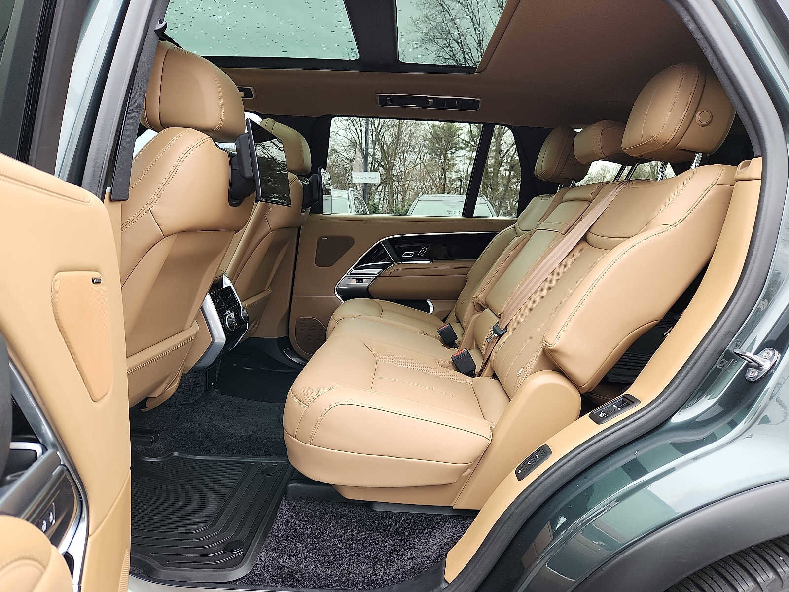 Used 2024 Land Rover Range Rover Long Wheelbase SE image 10