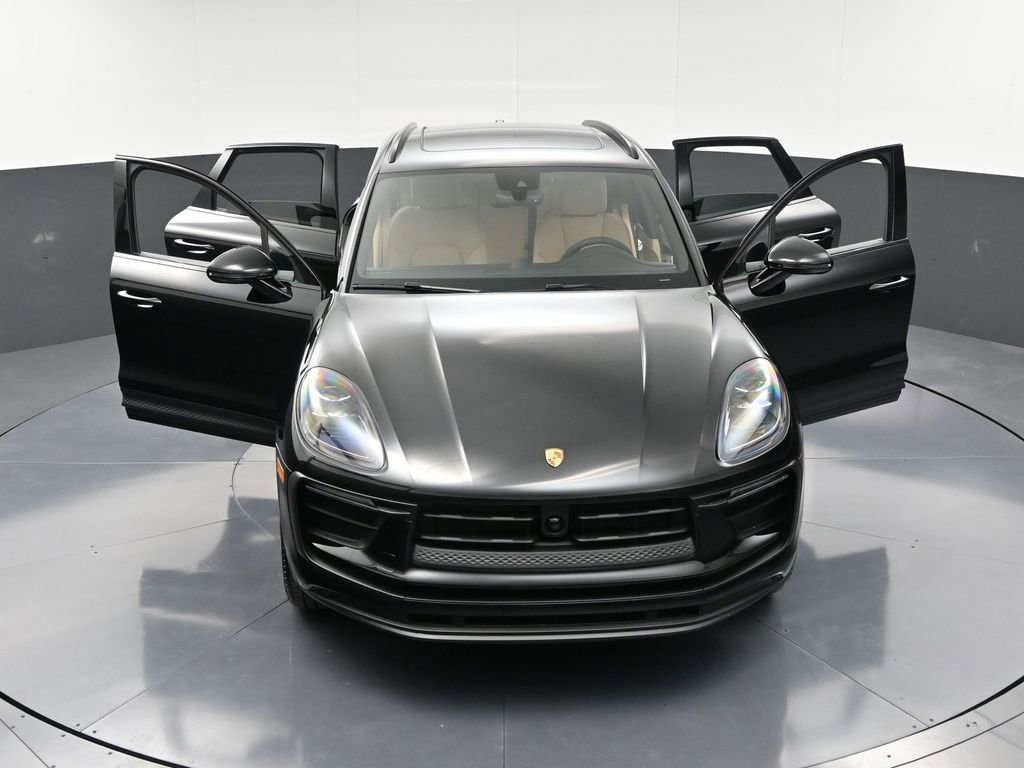 Used 2025 Porsche Macan AWD/4WD image 33
