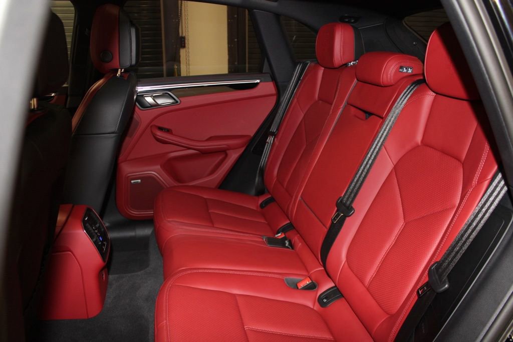 Certified 2025 Porsche Macan AWD/4WD image 32