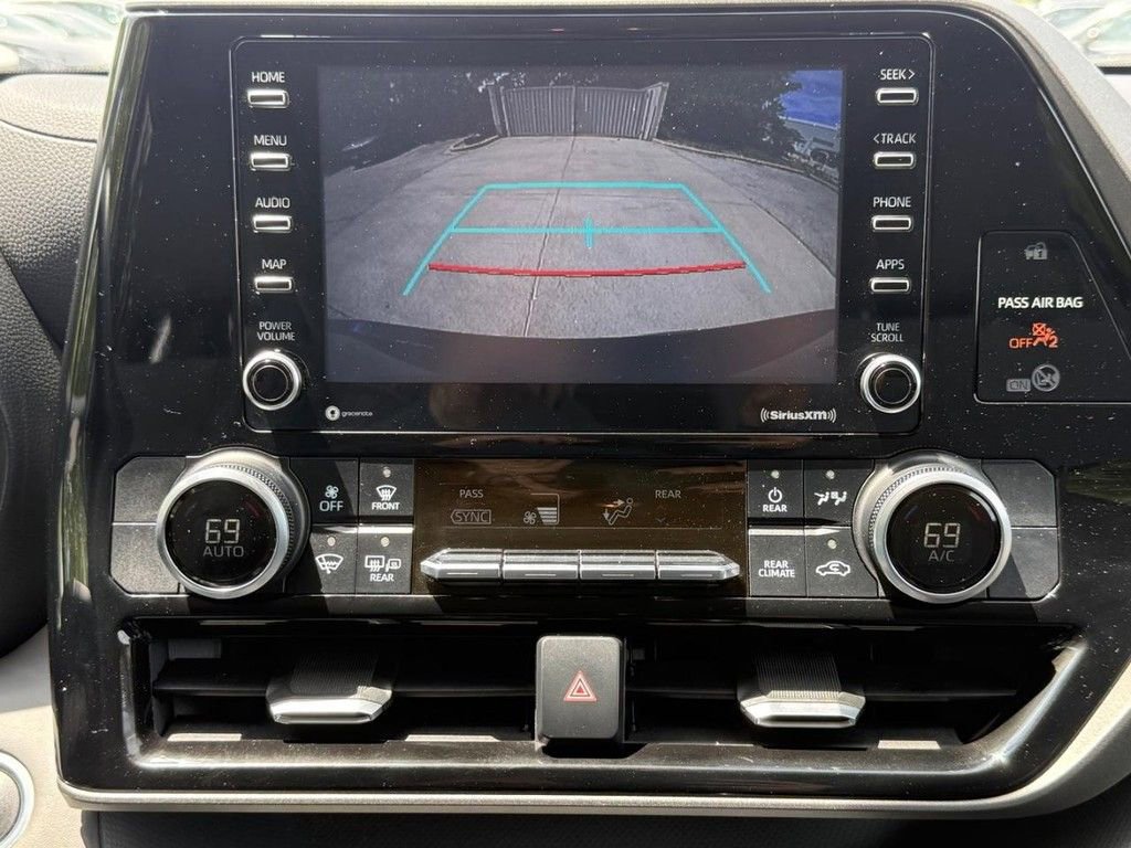 Used 2020 Toyota Highlander L AWD/4WD image 19