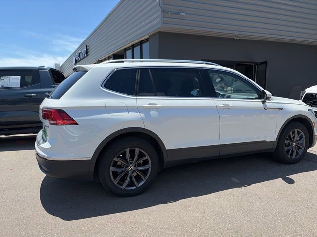 Certified 2023 Volkswagen Tiguan SE w/ Panoramic Sunroof Package AWD/4WD image 3