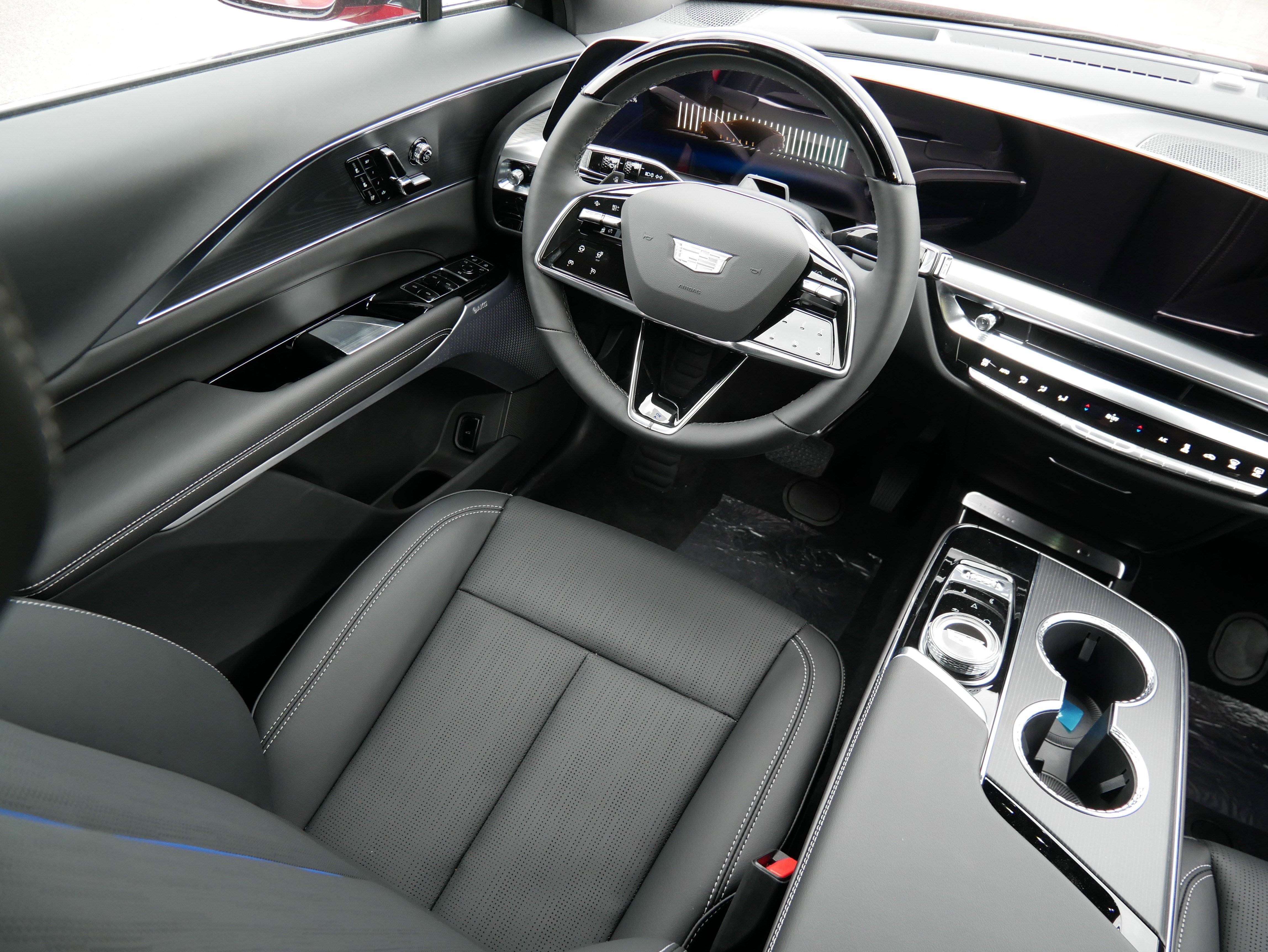 Used 2026 Cadillac Lyriq Premium Luxury w/ LPO, Floor Liner Package AWD/4WD image 7