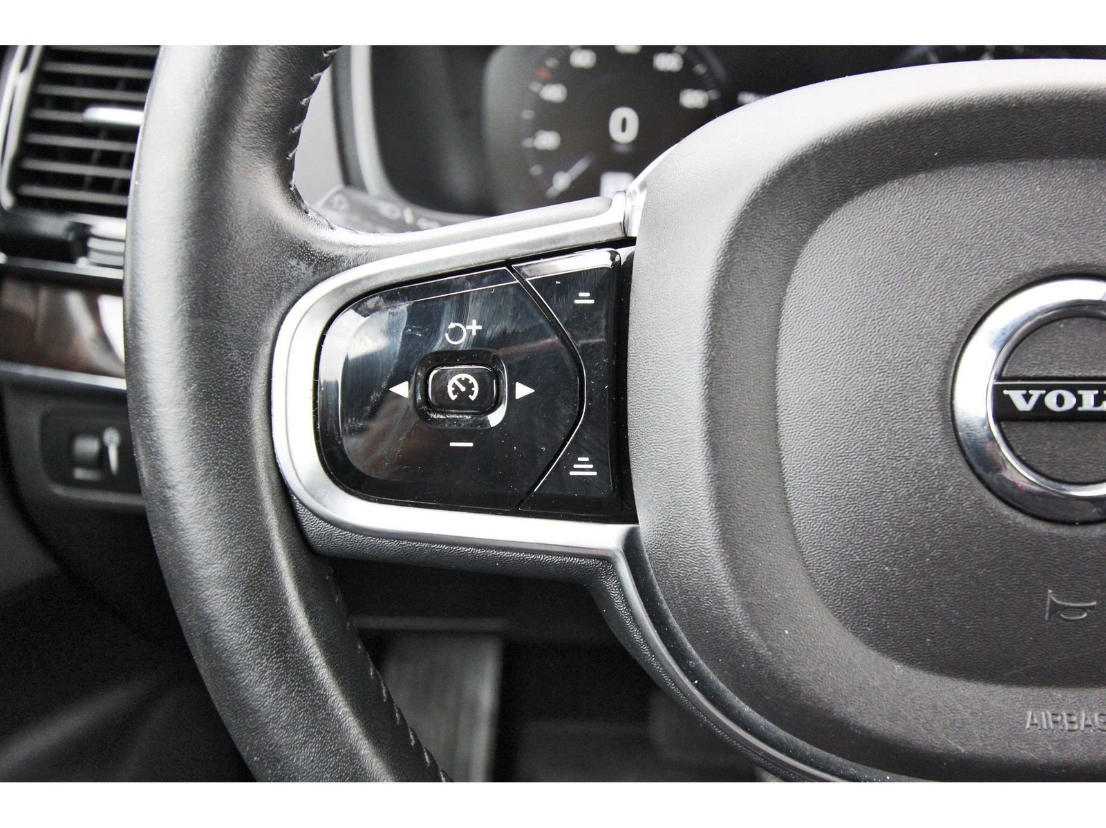 Used 2016 Volvo XC90 T6 Momentum w/ Momentum Plus Package AWD/4WD image 19