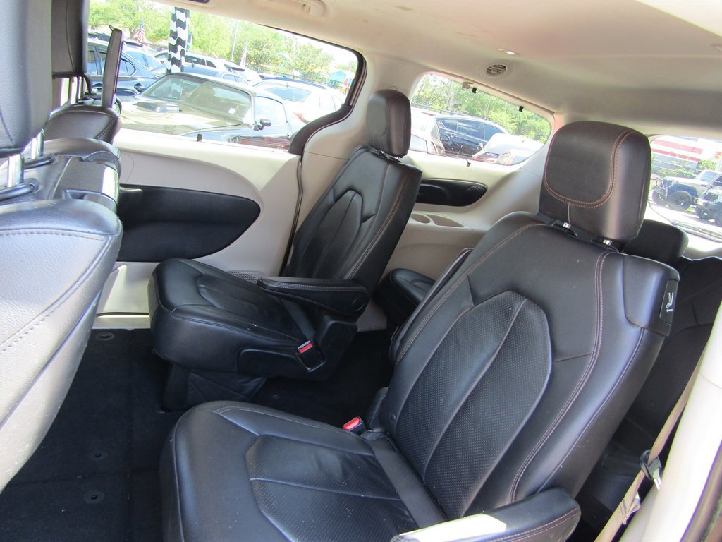 Used 2017 Chrysler Pacifica Touring-L Plus w/ Advanced Safetytec Group FWD image 10