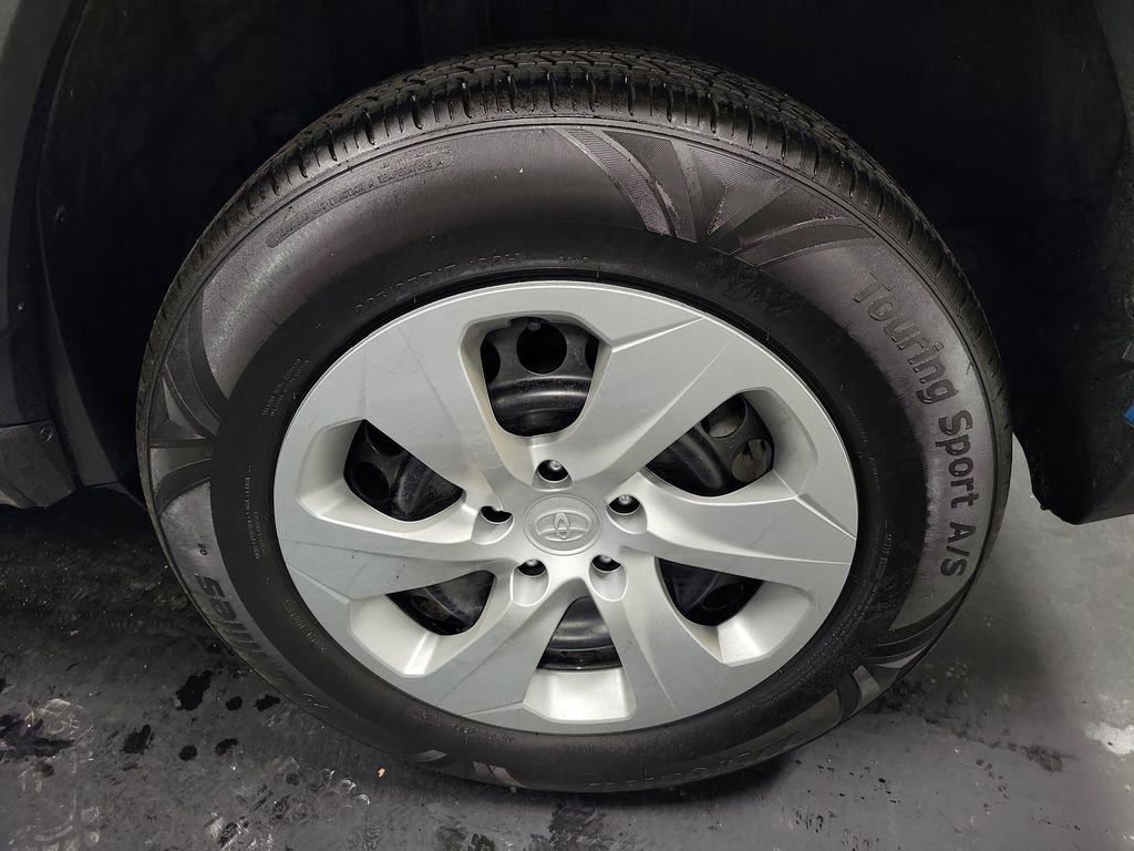 Used 2021 Toyota RAV4 LE image 10