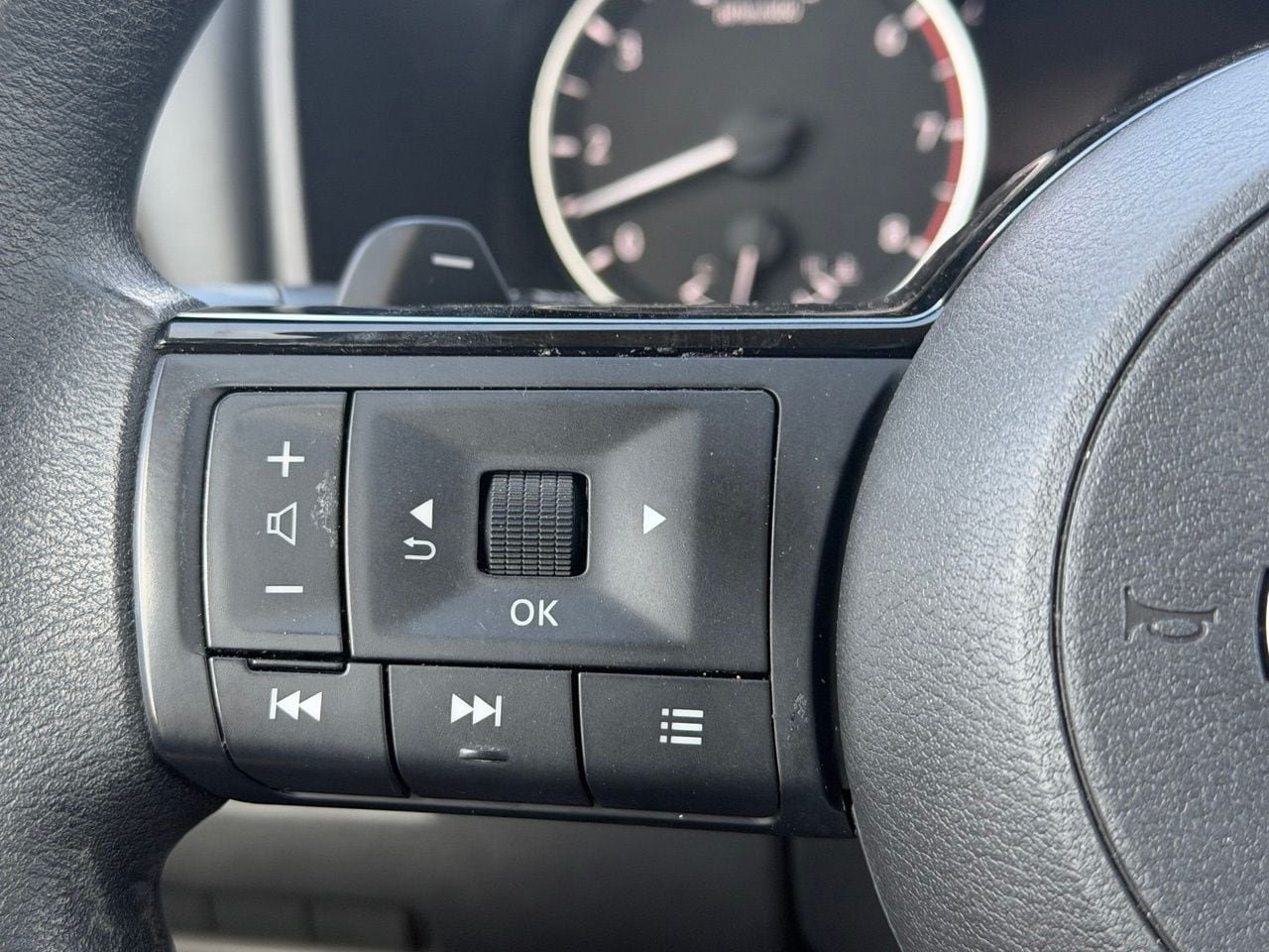 Certified 2022 Nissan Rogue SV FWD image 14
