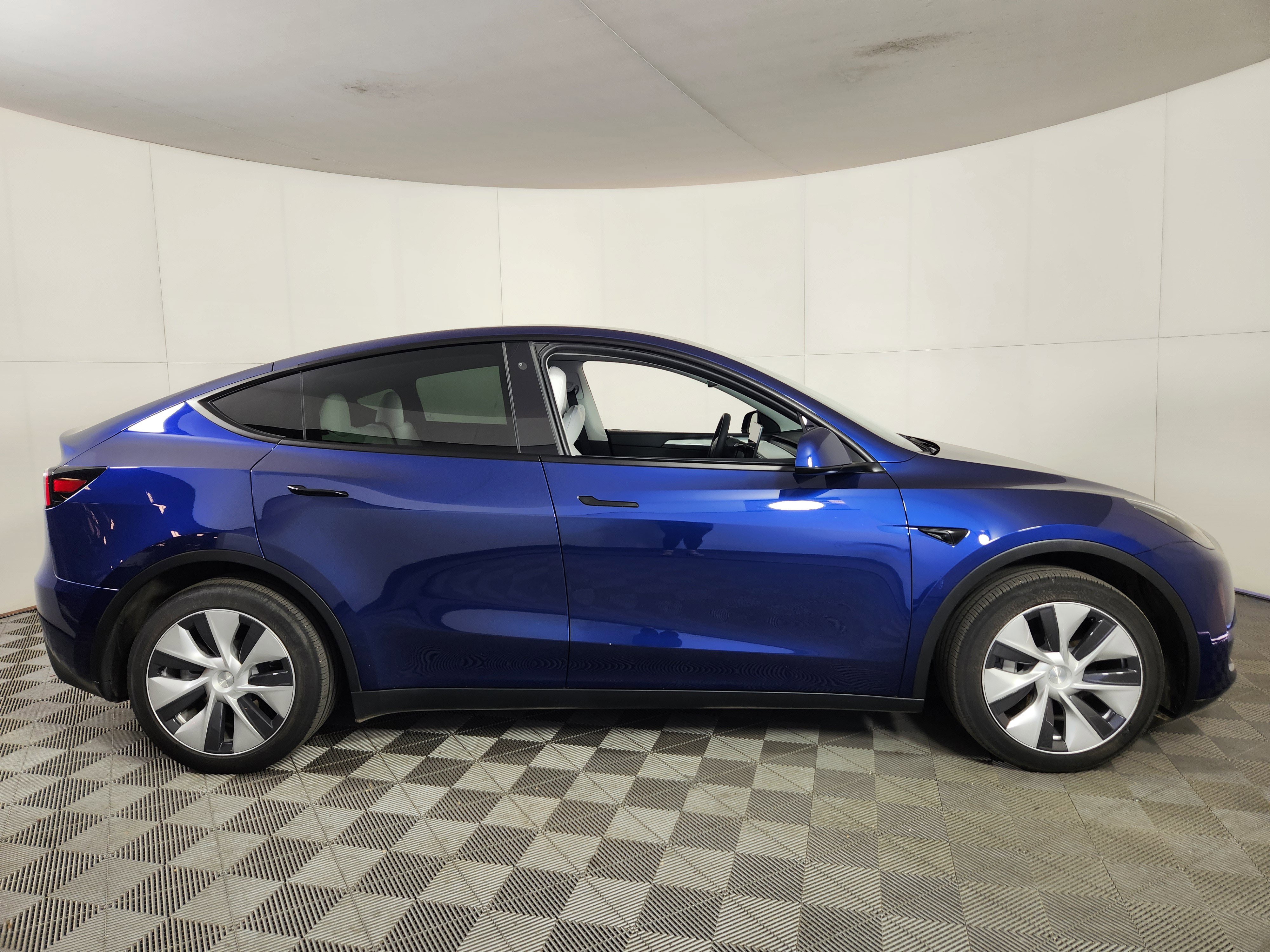 Used 2023 Tesla Model Y AWD image 8